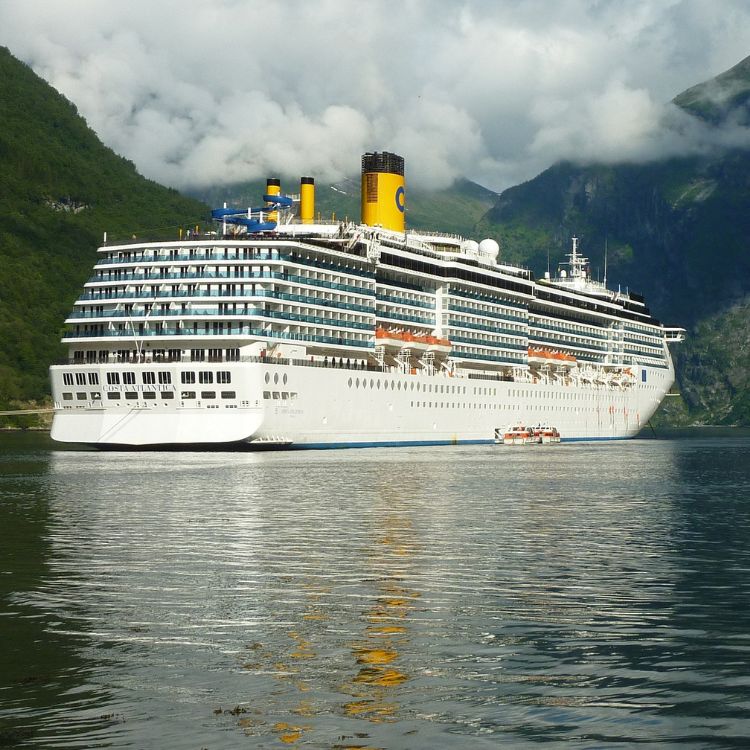 comparativa msc vs costa cual elegir, basco de cruceros de costa en un fiordo noruego